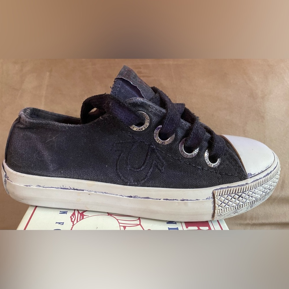 True Religion kid’s sneakers NEW 59$ USD says size 6 but fits like 5